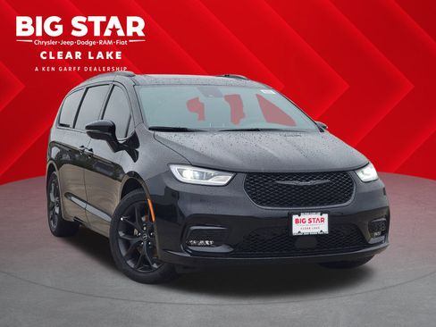 New 2026 Chrysler Pacifica Limited image 1