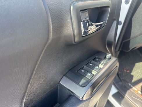 Used 2017 Toyota Tacoma TRD Sport image 9