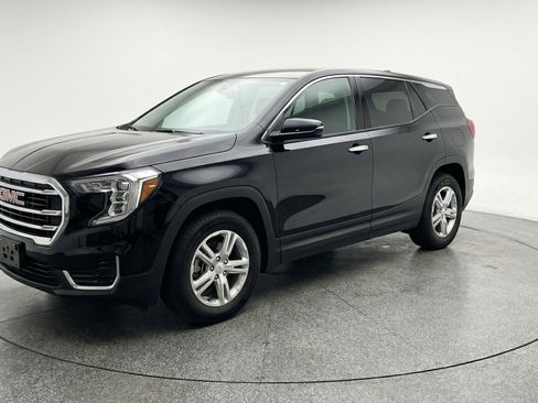 Used 2024 GMC Terrain SLE image 3