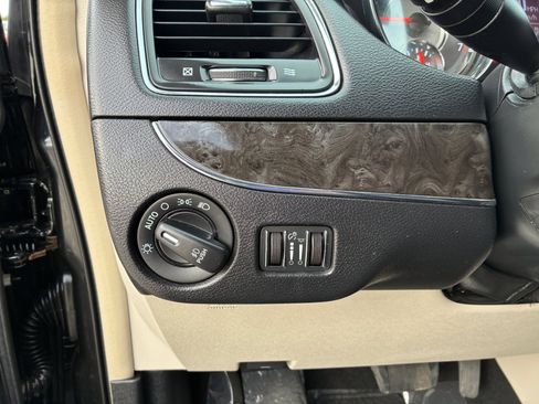 Used 2016 Chrysler Town & Country Touring image 22