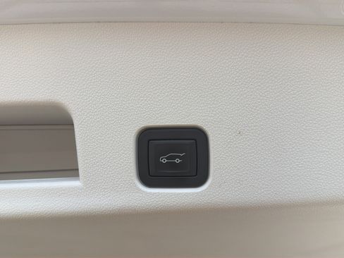 Used 2025 GMC Acadia Denali FWD image 30