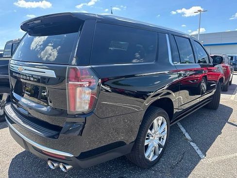 Used 2022 Chevrolet Suburban High Country w/ Premium Package 2 AWD/4WD image 5