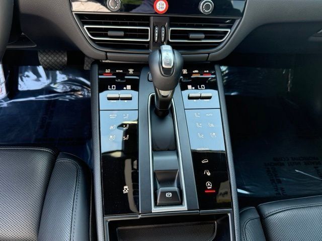 Used 2025 Porsche Macan AWD/4WD image 17