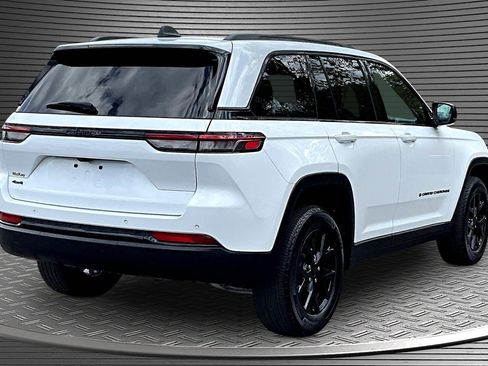 Used 2025 Jeep Grand Cherokee Altitude AWD/4WD image 6