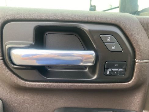 Used 2022 Chevrolet Silverado 2500 LTZ w/ LTZ Convenience Package image 13