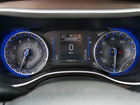 Used 2017 Chrysler Pacifica Touring-L FWD image 32