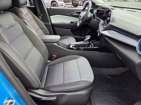 Used 2025 Chevrolet Trax LT w/ Driver Confidence Package FWD image 19