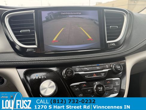 Used 2023 Chrysler Pacifica Touring-L image 26