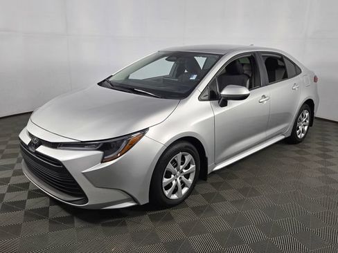 Used 2025 Toyota Corolla LE FWD image 3