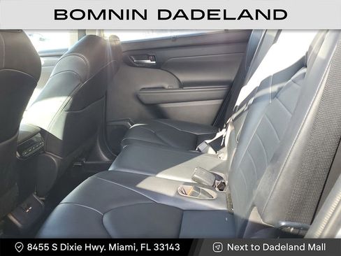 Used 2021 Toyota Highlander XLE image 5