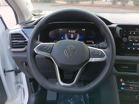 Used 2025 Volkswagen Taos SE image 15