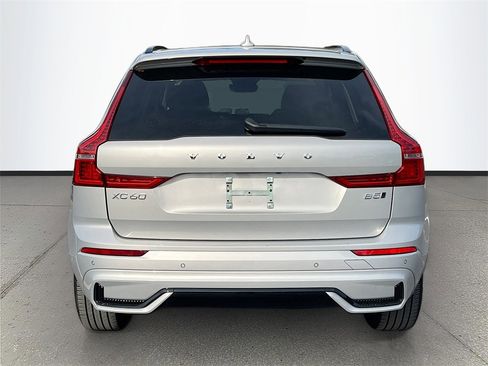 Used 2025 Volvo XC60 B5 Plus image 6