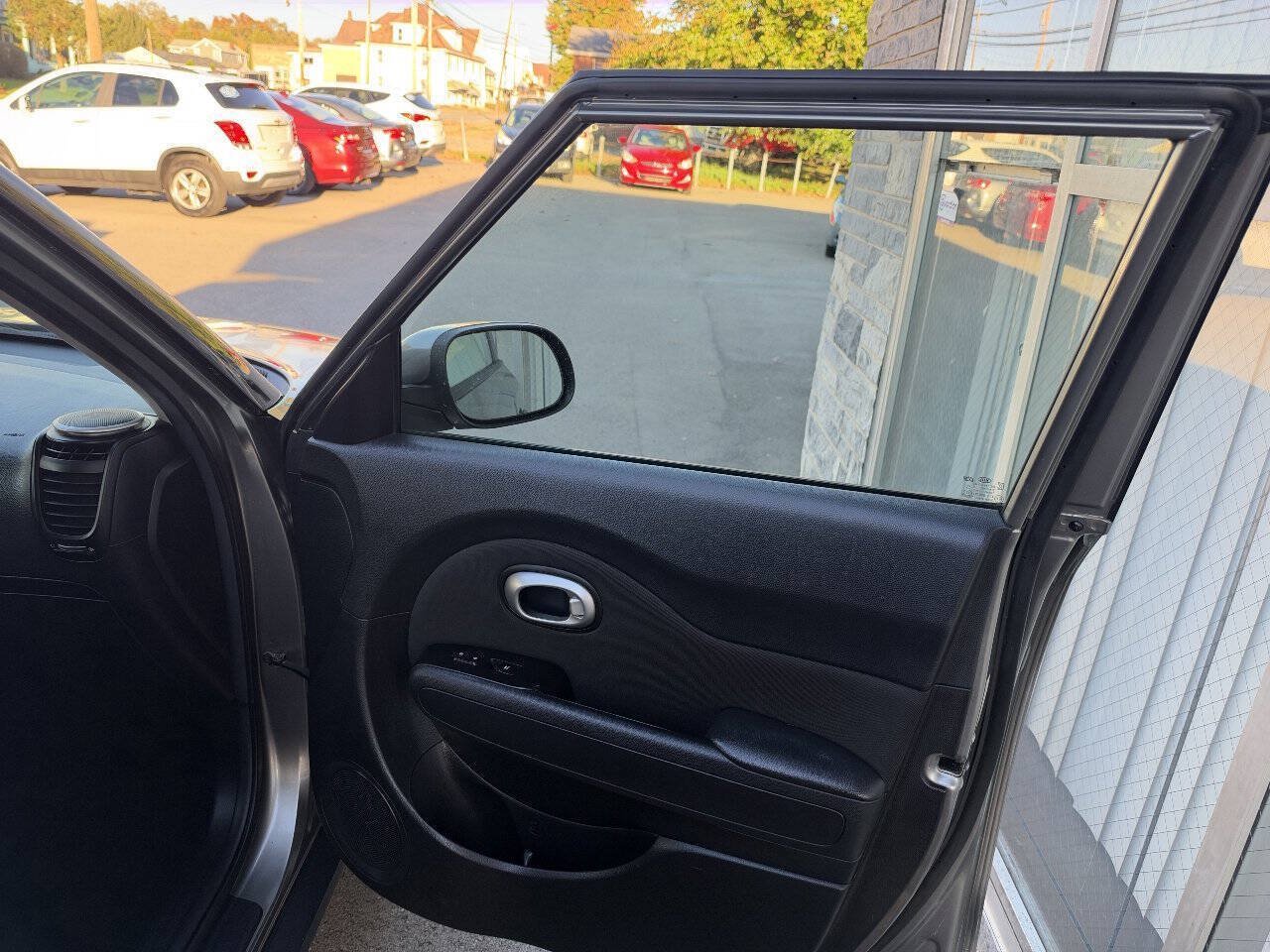 Used 2014 Kia Soul + FWD image 21