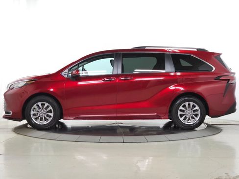 Used 2022 Toyota Sienna XLE w/ XLE Plus Package AWD/4WD image 6