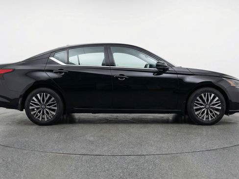 Used 2025 Nissan Altima 2.5 SV image 11