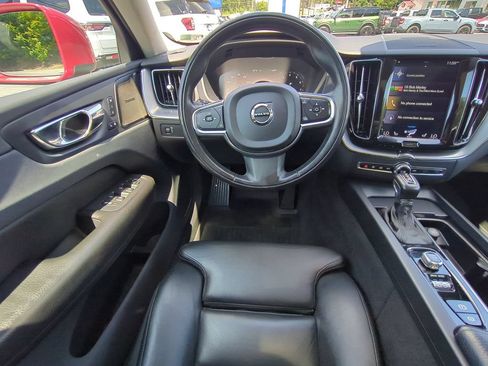 Used 2019 Volvo XC60 T5 Momentum w/ Multimedia Package AWD/4WD image 18