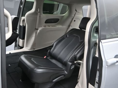 Used 2024 Chrysler Pacifica Touring-L FWD image 18