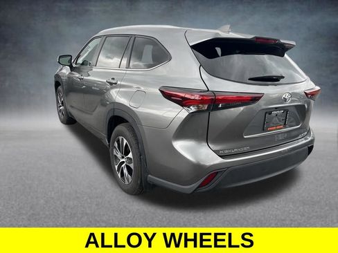 Used 2026 Toyota Highlander XLE AWD/4WD image 3