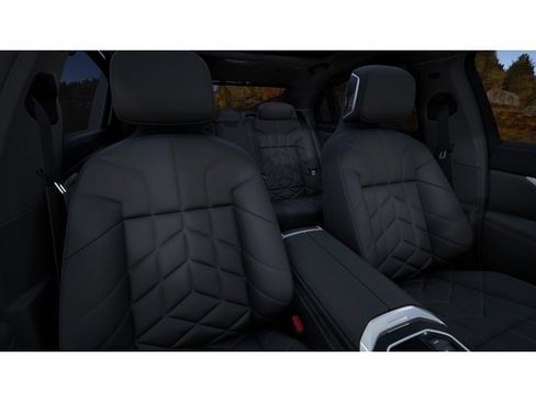New 2026 BMW 750e xDrive AWD/4WD image 11