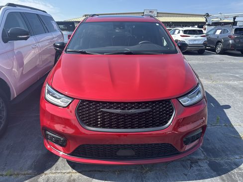 Used 2025 Chrysler Pacifica Limited FWD image 3