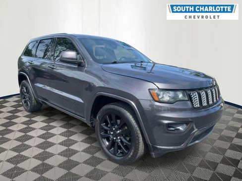 Used 2017 Jeep Grand Cherokee Altitude RWD image 3