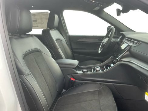 New 2025 Jeep Grand Cherokee Laredo AWD/4WD image 16