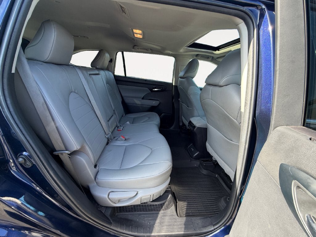 Used 2022 Toyota Highlander XLE AWD/4WD image 24