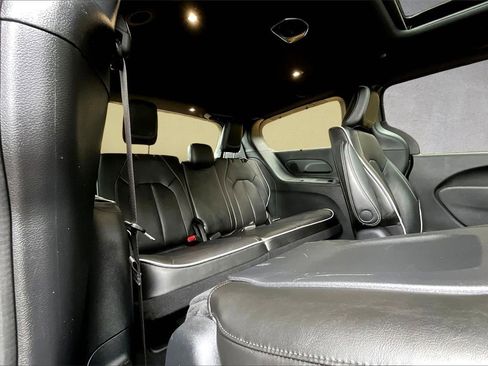 Used 2022 Chrysler Pacifica Limited w/ Uconnect Theater Family Group image 25