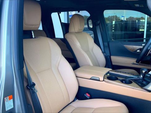 Used 2024 Lexus LX 600 4WD w/ Luxury Package image 8