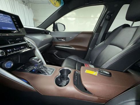 Certified 2022 Toyota Venza XLE image 24