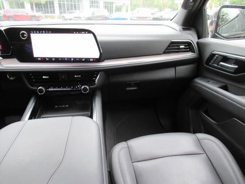 Used 2025 Chevrolet Suburban Z71 AWD/4WD image 14