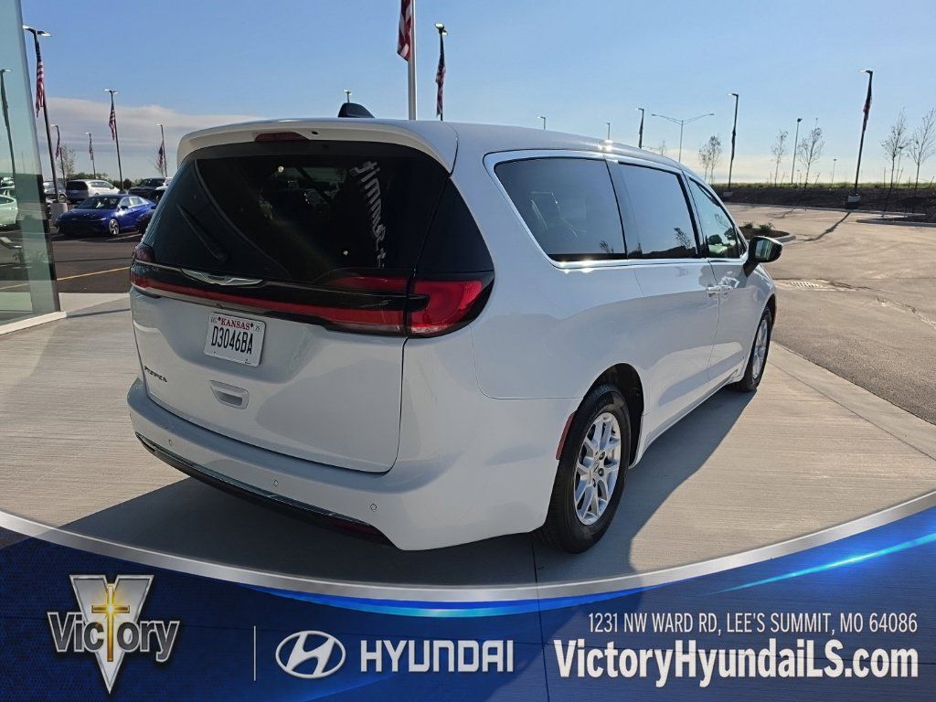 Used 2023 Chrysler Pacifica Touring-L FWD image 5