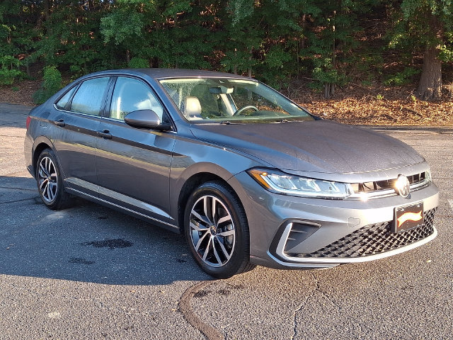Used 2025 Volkswagen Jetta SE FWD image 3