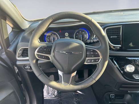 New 2026 Chrysler Pacifica Select image 12