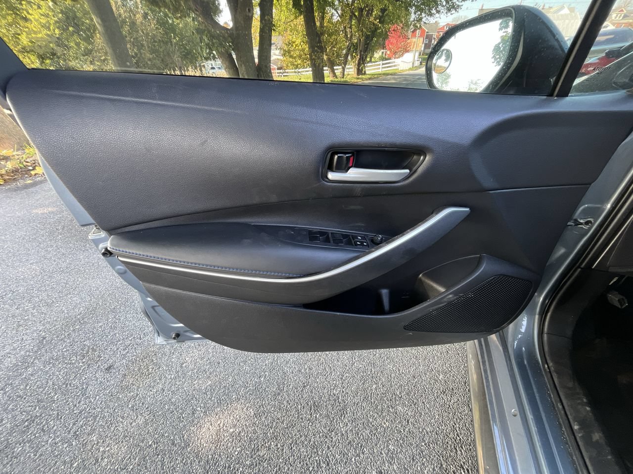 Used 2021 Toyota Corolla SE FWD image 3