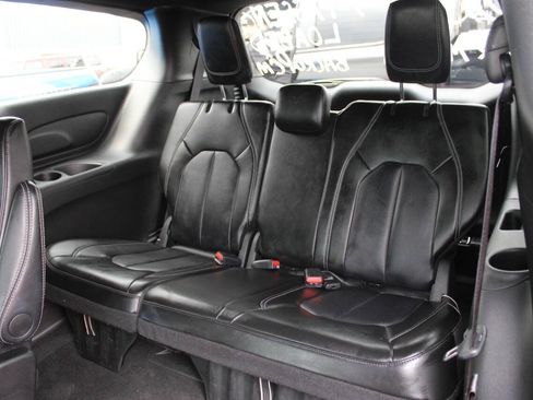 Used 2025 Chrysler Pacifica Select FWD image 15