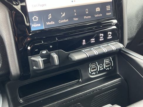 Used 2023 RAM 1500 Laramie AWD/4WD image 23