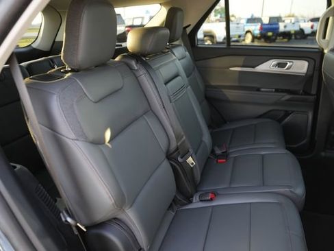 Used 2025 Ford Explorer Active w/ Active Comfort Package image 18
