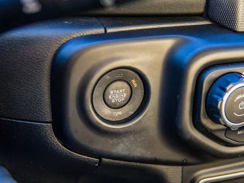 Used 2018 Jeep Wrangler Unlimited Sahara image 32