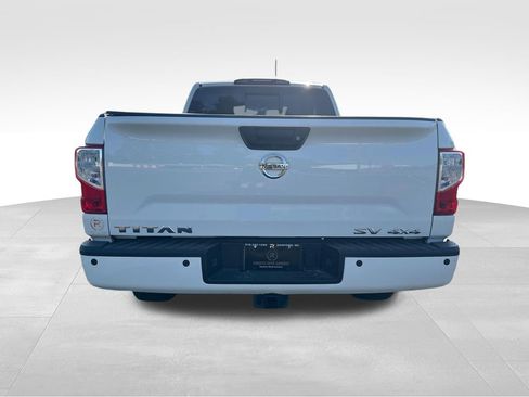 Used 2018 Nissan Titan SV w/ SV Convenience Package AWD/4WD image 4