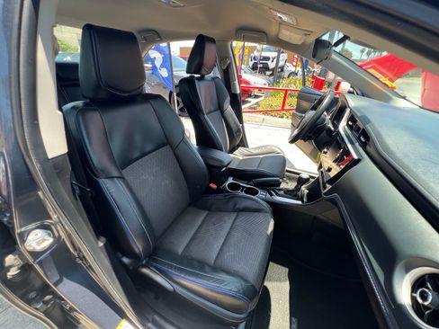 Used 2017 Toyota Corolla SE w/ Carpet Mat Package (TMS) FWD image 31