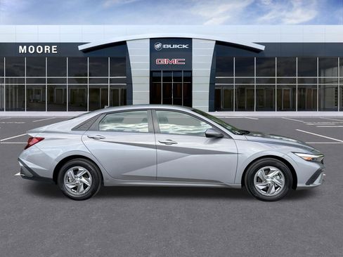 Used 2025 Hyundai Elantra SE w/ Cargo Package FWD image 4