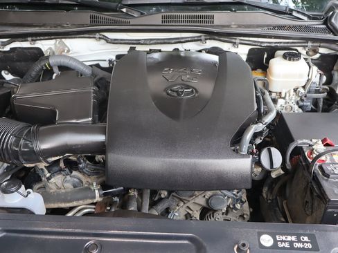 Used 2017 Toyota Tacoma TRD Off-Road w/ Premium & Technology Package AWD/4WD image 40