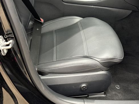 Used 2025 Mercedes-Benz C 300 4MATIC Sedan image 32