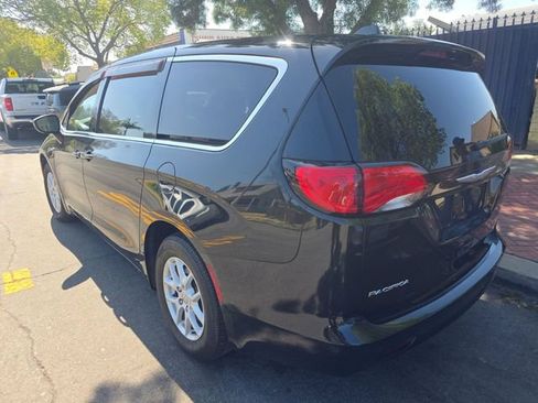 Used 2017 Chrysler Pacifica Touring FWD image 4