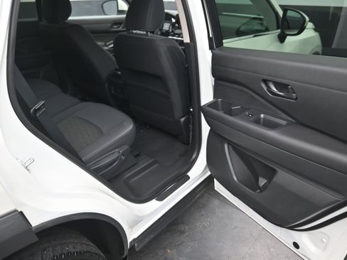 Used 2024 Nissan Pathfinder SV image 12