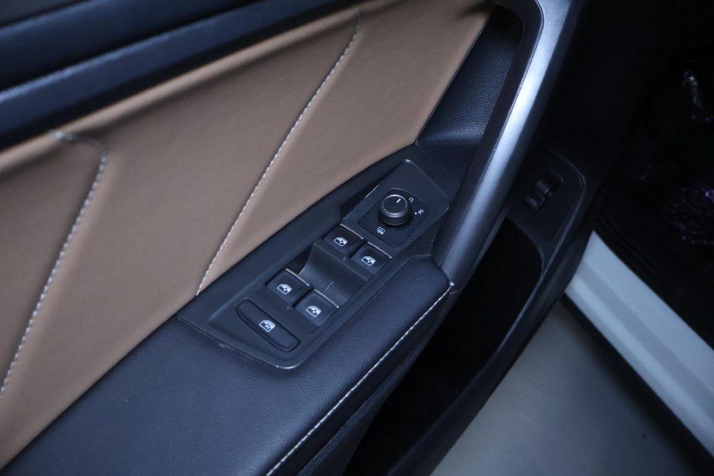 Used 2024 Volkswagen Tiguan SE w/ Panoramic Sunroof Package AWD/4WD image 15