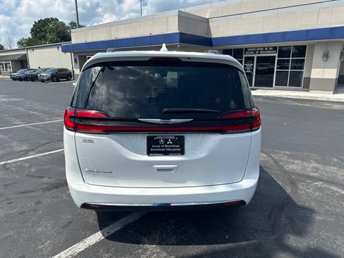 Used 2022 Chrysler Pacifica Touring-L FWD image 4