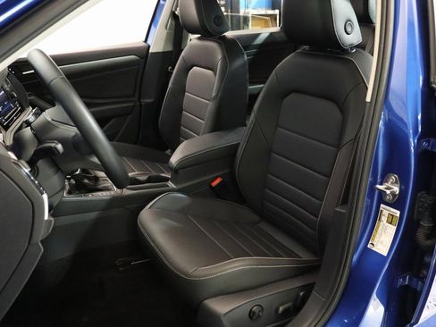 Used 2024 Volkswagen Jetta SE w/ Panoramic Sunroof Package image 9