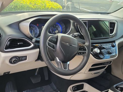 Certified 2024 Chrysler Pacifica Touring-L FWD image 5